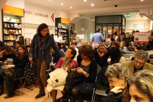 Il pubblico presente alla Feltrinelli